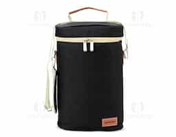 Bebidas geladinhas e frescas por muito mais tempo! O nosso porta-garrafas térmico é excelente para garantir a temperatura das bebidas em qualquer lugar. Feito em nylon com detalhes em couro sintético, contém divisória integrada à bolsa. Ele comporta até duas garrafas e ainda conta com um suporte para abridor ou outros acessórios. Além disso, vem com alça de mão e alça de ombro ajustável e removível para maior conforto e praticidade. E para torná-lo ainda mais especial, oferece espaço para personalização, deixando-o único e exclusivo.