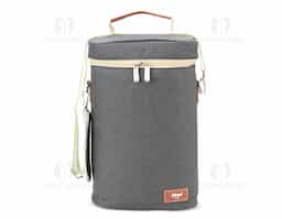Bebidas geladinhas e frescas por muito mais tempo! O nosso porta-garrafas térmico é excelente para garantir a temperatura das bebidas em qualquer lugar. Feito em nylon com detalhes em couro sintético, contém divisória integrada à bolsa. Ele comporta até duas garrafas e ainda conta com um suporte para abridor ou outros acessórios. Além disso, vem com alça de mão e alça de ombro ajustável e removível para maior conforto e praticidade. E para torná-lo ainda mais especial, oferece espaço para personalização, deixando-o único e exclusivo.