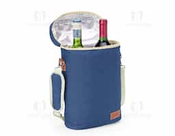 Bebidas geladinhas e frescas por muito mais tempo! O nosso porta-garrafas térmico é excelente para garantir a temperatura das bebidas em qualquer lugar. Feito em nylon com detalhes em couro sintético, contém divisória integrada à bolsa. Ele comporta até duas garrafas e ainda conta com um suporte para abridor ou outros acessórios. Além disso, vem com alça de mão e alça de ombro ajustável e removível para maior conforto e praticidade. E para torná-lo ainda mais especial, oferece espaço para personalização, deixando-o único e exclusivo.