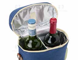 Bebidas geladinhas e frescas por muito mais tempo! O nosso porta-garrafas térmico é excelente para garantir a temperatura das bebidas em qualquer lugar. Feito em nylon com detalhes em couro sintético, contém divisória integrada à bolsa. Ele comporta até duas garrafas e ainda conta com um suporte para abridor ou outros acessórios. Além disso, vem com alça de mão e alça de ombro ajustável e removível para maior conforto e praticidade. E para torná-lo ainda mais especial, oferece espaço para personalização, deixando-o único e exclusivo.
