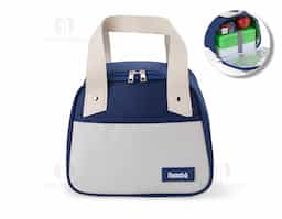 Leve lanches, petiscos ou refeições para passeios, ou trabalho com a nossa bolsa térmica de 5 litros. Com espaço para diversas delícias, ela é perfeita para manter a qualidade dos alimentos. Resistente à água, produzida em nylon, suas alças são em couro sintético, que oferece um toque de charme à bolsa. Além disso, conta com um bolso frontal para guardanapos, talheres ou o que desejar, e ainda oferece espaço para personalização.
