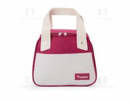 Leve lanches, petiscos ou refeições para passeios, ou trabalho com a nossa bolsa térmica de 5 litros. Com espaço para diversas delícias, ela é perfeita para manter a qualidade dos alimentos. Resistente à água, produzida em nylon, suas alças são em couro sintético, que oferece um toque de charme à bolsa. Além disso, conta com um bolso frontal para guardanapos, talheres ou o que desejar, e ainda oferece espaço para personalização.