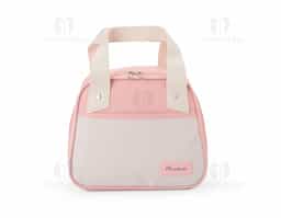 Leve lanches, petiscos ou refeições para passeios, ou trabalho com a nossa bolsa térmica de 5 litros. Com espaço para diversas delícias, ela é perfeita para manter a qualidade dos alimentos. Resistente à água, produzida em nylon, suas alças são em couro sintético, que oferece um toque de charme à bolsa. Além disso, conta com um bolso frontal para guardanapos, talheres ou o que desejar, e ainda oferece espaço para personalização.
