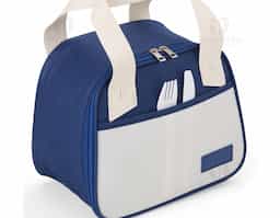 Leve lanches, petiscos ou refeições para passeios, ou trabalho com a nossa bolsa térmica de 5 litros. Com espaço para diversas delícias, ela é perfeita para manter a qualidade dos alimentos. Resistente à água, produzida em nylon, suas alças são em couro sintético, que oferece um toque de charme à bolsa. Além disso, conta com um bolso frontal para guardanapos, talheres ou o que desejar, e ainda oferece espaço para personalização.
