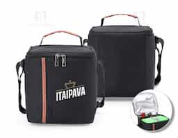 Bolsa térmica com capacidade de 8 litros, ideal para transportar refeições e manter alimentos frescos por mais tempo. Confeccionada em nylon com detalhes em couro sintético, combina resistência, praticidade e um visual elegante. Possui alça de ombro ajustável que proporciona maior conforto no transporte e bolso frontal para acomodar pequenos itens como guardanapos ou talheres. Conta ainda com área destinada à personalização, tornando o produto adequado para ações promocionais e brindes corporativos.