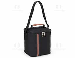 Bolsa térmica com capacidade de 8 litros, ideal para transportar refeições e manter alimentos frescos por mais tempo. Confeccionada em nylon com detalhes em couro sintético, combina resistência, praticidade e um visual elegante. Possui alça de ombro ajustável que proporciona maior conforto no transporte e bolso frontal para acomodar pequenos itens como guardanapos ou talheres. Conta ainda com área destinada à personalização, tornando o produto adequado para ações promocionais e brindes corporativos.
