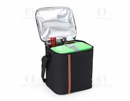 Bolsa térmica com capacidade de 8 litros, ideal para transportar refeições e manter alimentos frescos por mais tempo. Confeccionada em nylon com detalhes em couro sintético, combina resistência, praticidade e um visual elegante. Possui alça de ombro ajustável que proporciona maior conforto no transporte e bolso frontal para acomodar pequenos itens como guardanapos ou talheres. Conta ainda com área destinada à personalização, tornando o produto adequado para ações promocionais e brindes corporativos.