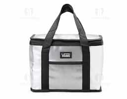 Essa bolsa térmica é o acessório ideal para quem busca praticidade e versatilidade. Feita com materiais de isolamento térmico de alta qualidade, mantém os alimentos frescos e na temperatura certa por muito mais tempo. Seja para viagens, trabalho, escola ou atividades ao ar livre, ela garante que os lanches e refeições estejam sempre bem conservados. Com um design compacto, leve e fácil de transportar, sua parte interna é espaçosa e acomoda diferentes tipos de alimentos de forma organizada. Além disso, conta com um bolso telado externo, perfeito para itens menores e de fácil acesso.