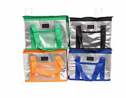 Essa bolsa térmica é o acessório ideal para quem busca praticidade e versatilidade. Feita com materiais de isolamento térmico de alta qualidade, mantém os alimentos frescos e na temperatura certa por muito mais tempo. Seja para viagens, trabalho, escola ou atividades ao ar livre, ela garante que os lanches e refeições estejam sempre bem conservados. Com um design compacto, leve e fácil de transportar, sua parte interna é espaçosa e acomoda diferentes tipos de alimentos de forma organizada. Além disso, conta com um bolso telado externo, perfeito para itens menores e de fácil acesso.