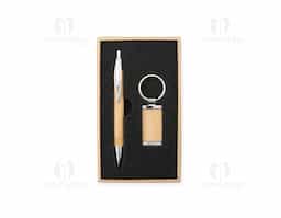 Este kit é a escolha ideal para quem aprecia praticidade e um design natural. O estojo com espuma interna mantém a caneta e o chaveiro bem organizados e protegidos, prontos para o uso. Combinando metal e bambu, as peças têm um visual elegante e resistente, destacando a beleza natural do bambu em cada detalhe. Uma opção funcional e charmosa, perfeita para o dia a dia ou para presentear com bom gosto e simplicidade.
