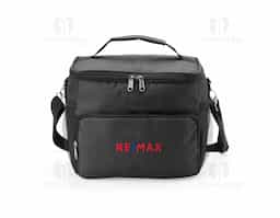 Leve praticidade e estilo para seu dia com esta incrível bolsa térmica de poliéster! Com dois compartimentos + um bolso telado internamente, ela oferece a capacidade perfeita para manter suas refeições e bebidas fresquinhas onde quer que você vá. O revestimento térmico em PEVA atóxico, com costura soldada, garante um isolamento impecável e à prova de vazamentos. Equipada com alça de mão e alça transversal ajustável e removível, essa bolsa é versátil e confortável para qualquer ocasião. Os bolsos laterais telados completam o design, oferecendo ainda mais espaço para os pequenos itens essenciais. Ideal para quem busca praticidade sem abrir mão do charme!