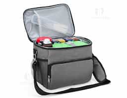Leve praticidade e estilo para seu dia com esta incrível bolsa térmica de poliéster! Com dois compartimentos + um bolso telado internamente, ela oferece a capacidade perfeita para manter suas refeições e bebidas fresquinhas onde quer que você vá. O revestimento térmico em PEVA atóxico, com costura soldada, garante um isolamento impecável e à prova de vazamentos. Equipada com alça de mão e alça transversal ajustável e removível, essa bolsa é versátil e confortável para qualquer ocasião. Os bolsos laterais telados completam o design, oferecendo ainda mais espaço para os pequenos itens essenciais. Ideal para quem busca praticidade sem abrir mão do charme!