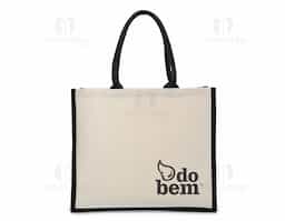 Resistência e design minimalista. Nossa sacola de lona é a escolha ideal para quem busca robustez com estilo moderno. Com alças reforçadas e estrutura de 474g/m², essa sacola oferece ampla profundidade, perfeita para transportar diversos itens sem comprometer a resistência.