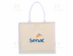 Resistência e design minimalista. Nossa sacola de lona é a escolha ideal para quem busca robustez com estilo moderno. Com alças reforçadas e estrutura de 474g/m², essa sacola oferece ampla profundidade, perfeita para transportar diversos itens sem comprometer a resistência.