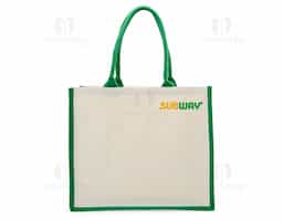 Resistência e design minimalista. Nossa sacola de lona é a escolha ideal para quem busca robustez com estilo moderno. Com alças reforçadas e estrutura de 474g/m², essa sacola oferece ampla profundidade, perfeita para transportar diversos itens sem comprometer a resistência.