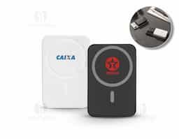 Com design sustentável em ABS 100% reciclado, esta bateria portátil oferece 10.000 mAh de capacidade e carregamento rápido de 15W. Sua função magnética permite fixação fácil em smartphones, com grip adicional para modelos sem magnetismo. Compatível com carregamento sem fio e inclui cabo USB-C. Ideal para quem busca praticidade e sustentabilidade no dia a dia.