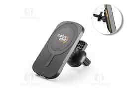 Suporte de carro com carregador magnético wireless rápido, feito de ABS reciclado e silicone. Fixação na ventilação do carro com clipe, entrada USB-C e cabo USB-A/USB-C para carregamento de até 15W. Inclui grip magnético extra para smartphones sem tecnologia de carregamento sem fio. Compatível com dispositivos que suportam carregamento wireless. Ideal para viagens seguras com o smartphone.