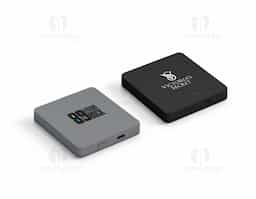 Bateria portátil slim e leve em ABS 100% reciclado, com acabamento mate. Possui bateria de lítio de 5.000 mAh e vida útil superior a 300 ciclos. Com sistema magnético, pode ser fixada em smartphones ou capas compatíveis. Oferece entrada/saída USB-C e carregamento rápido sem fio de até 15W. Ideal para dispositivos com tecnologia wireless. Acompanha cabo USB-C para recarga rápida.