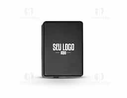 Bateria portátil slim e leve em ABS 100% reciclado, com acabamento mate. Com capacidade de 10.000 mAh e vida útil superior a 300 ciclos, permite carregar rapidamente através de sua entrada/saída USB-C e carregamento sem fio de até 15W. O sistema magnético possibilita fixá-la em smartphones ou capas compatíveis. Ideal para dispositivos com carregamento wireless. Acompanha cabo USB-C para recarga rápida.