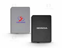 Bateria portátil slim e leve em ABS 100% reciclado, com acabamento mate. Com capacidade de 10.000 mAh e vida útil superior a 300 ciclos, permite carregar rapidamente através de sua entrada/saída USB-C e carregamento sem fio de até 15W. O sistema magnético possibilita fixá-la em smartphones ou capas compatíveis. Ideal para dispositivos com carregamento wireless. Acompanha cabo USB-C para recarga rápida.