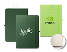 Caderno A5 de capa dura em poliéster 100% reciclado (100% rPET) 300D, com cantos redondos. Contém 80 folhas pautadas em papel cor de marfim reciclado, fita separadora, suporte para esferográfica (não inclusa) e elástico para fecho do caderno. Na parte inferior da lombada, tem impresso em branco o símbolo do rPET. 143 x 211 mm