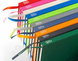 Caderno A5 de capa dura em poliéster 100% reciclado (100% rPET) 300D, com cantos redondos. Contém 80 folhas pautadas em papel cor de marfim reciclado, fita separadora, suporte para esferográfica (não inclusa) e elástico para fecho do caderno. Na parte inferior da lombada, tem impresso em branco o símbolo do rPET. 143 x 211 mm