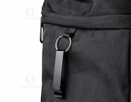 Mais que uma bolsa térmica, ela possui capacidade de 32 litros e alças que permitem carregá-la nas costas. Feita em oxford, é resistente à água e conta com quatro compartimentos: um com revestimento térmico em PEVA atóxico e costura soldada antivazamento, perfeito para manter os alimentos na temperatura ideal ou armazenar gelo, deixando as bebidas sempre geladinhas; outro para frutas, iogurtes e saladas; e dois na parte frontal com zíper, sendo um deles com faixa refletiva e elástico ajustável. Nas laterais, bolsos de tela oferecem fácil acesso a garrafas e outros itens. Para completar, inclui um chaveiro abridor de garrafas, ideal para facilitar ainda mais o momento de lazer.