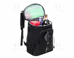 Mais que uma bolsa térmica, ela possui capacidade de 32 litros e alças que permitem carregá-la nas costas. Feita em oxford, é resistente à água e conta com quatro compartimentos: um com revestimento térmico em PEVA atóxico e costura soldada antivazamento, perfeito para manter os alimentos na temperatura ideal ou armazenar gelo, deixando as bebidas sempre geladinhas; outro para frutas, iogurtes e saladas; e dois na parte frontal com zíper, sendo um deles com faixa refletiva e elástico ajustável. Nas laterais, bolsos de tela oferecem fácil acesso a garrafas e outros itens. Para completar, inclui um chaveiro abridor de garrafas, ideal para facilitar ainda mais o momento de lazer.