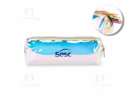 Com o nosso estojo Holográfica, você leva muito mais do que o necessário, leva estilo! Produzida em TPU com cores vibrantes, ela oferece um visual único e encantador. Resistente à água, sua abertura é em zíper e permite guardar itens pessoais, material escolar, maquiagens e até acessórios.