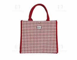A nossa sacola estampada é a combinação perfeita de elegância e praticidade. Feita em poliéster, com um charmoso padrão pied-de-poule, ela traz um toque clássico e sofisticado. Espaçosa e funcional, é ideal para levar tudo o que você precisa no dia a dia, do trabalho aos passeios de fim de semana. Suas alças costuradas internamente são reforçadas e garantem conforto, enquanto o botão de pressão com aparência semelhante a uma pérola oferece segurança para seus pertences. Um acessório versátil que transforma qualquer visual.