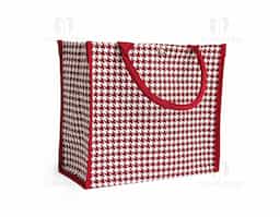 A nossa sacola estampada é a combinação perfeita de elegância e praticidade. Feita em poliéster, com um charmoso padrão pied-de-poule, ela traz um toque clássico e sofisticado. Espaçosa e funcional, é ideal para levar tudo o que você precisa no dia a dia, do trabalho aos passeios de fim de semana. Suas alças costuradas internamente são reforçadas e garantem conforto, enquanto o botão de pressão com aparência semelhante a uma pérola oferece segurança para seus pertences. Um acessório versátil que transforma qualquer visual.