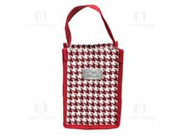 A nossa sacola compacta estampada é a combinação perfeita de elegância e praticidade. Feita em poliéster, com um charmoso padrão pied-de-poule, ela traz um toque clássico e sofisticado. Funcional, é ideal para levar aqueles itens que podem facilmente se perder em bolsas maiores no dia a dia. Sua alça permite transportá-la para qualquer lugar com conforto. Um acessório pequeno no tamanho, mas grande na versatilidade de transformar qualquer visual.