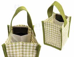 A nossa sacola compacta estampada é a combinação perfeita de elegância e praticidade. Feita em poliéster, com um charmoso padrão pied-de-poule, ela traz um toque clássico e sofisticado. Funcional, é ideal para levar aqueles itens que podem facilmente se perder em bolsas maiores no dia a dia. Sua alça permite transportá-la para qualquer lugar com conforto. Um acessório pequeno no tamanho, mas grande na versatilidade de transformar qualquer visual.