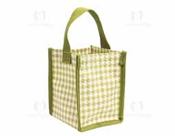 A nossa sacola compacta estampada é a combinação perfeita de elegância e praticidade. Feita em poliéster, com um charmoso padrão pied-de-poule, ela traz um toque clássico e sofisticado. Funcional, é ideal para levar aqueles itens que podem facilmente se perder em bolsas maiores no dia a dia. Sua alça permite transportá-la para qualquer lugar com conforto. Um acessório pequeno no tamanho, mas grande na versatilidade de transformar qualquer visual.