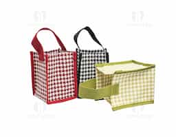 A nossa sacola compacta estampada é a combinação perfeita de elegância e praticidade. Feita em poliéster, com um charmoso padrão pied-de-poule, ela traz um toque clássico e sofisticado. Funcional, é ideal para levar aqueles itens que podem facilmente se perder em bolsas maiores no dia a dia. Sua alça permite transportá-la para qualquer lugar com conforto. Um acessório pequeno no tamanho, mas grande na versatilidade de transformar qualquer visual.