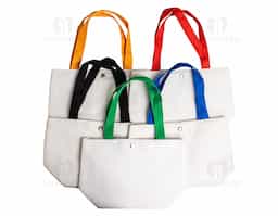 Conheça a nossa bolsa de lona, ideal para quem busca um estilo despojado sem abrir mão da funcionalidade! Resistente à água, garante ainda mais proteção para os pertences em qualquer condição. Seu interior possui um tecido que mantém os objetos organizados e seguros, perfeita para o dia a dia ou para aventuras de fim de semana. Leve e durável, a Bolsa de Lona é a combinação perfeita de praticidade e charme.