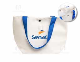 Conheça a nossa bolsa de lona, ideal para quem busca um estilo despojado sem abrir mão da funcionalidade! Resistente à água, garante ainda mais proteção para os pertences em qualquer condição. Seu interior possui um tecido que mantém os objetos organizados e seguros, perfeita para o dia a dia ou para aventuras de fim de semana. Leve e durável, a Bolsa de Lona é a combinação perfeita de praticidade e charme.