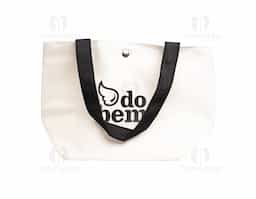 Conheça a nossa bolsa de lona, ideal para quem busca um estilo despojado sem abrir mão da funcionalidade! Resistente à água, garante ainda mais proteção para os pertences em qualquer condição. Seu interior possui um tecido que mantém os objetos organizados e seguros, perfeita para o dia a dia ou para aventuras de fim de semana. Leve e durável, a Bolsa de Lona é a combinação perfeita de praticidade e charme.