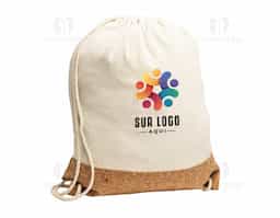Sacochila em lona e cortiça com alças de algodão, resistente e elegante. Design prático para o dia a dia ou aventuras, combinando durabilidade, conforto e estilo. Um brinde corporativo sustentável que agrega sofisticação discreta e funcionalidade à rotina.
