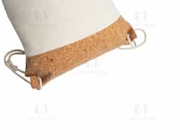 Sacochila em lona e cortiça com alças de algodão, resistente e elegante. Design prático para o dia a dia ou aventuras, combinando durabilidade, conforto e estilo. Um brinde corporativo sustentável que agrega sofisticação discreta e funcionalidade à rotina.