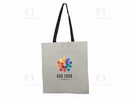 Sacola produzida em algodão cru de 140 g/m², ideal para uso diário ou em eventos. Possui um design simples e funcional, com alças coloridas que proporcionam um toque de contraste e estilo. Resistente e reutilizável, é uma opção prática e sustentável para transportar objetos com leveza e durabilidade.