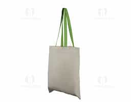 Sacola produzida em algodão cru de 140 g/m², ideal para uso diário ou em eventos. Possui um design simples e funcional, com alças coloridas que proporcionam um toque de contraste e estilo. Resistente e reutilizável, é uma opção prática e sustentável para transportar objetos com leveza e durabilidade.