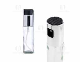 Conheça o nosso spray perfeito para azeite, óleo, vinagre e mais, que combina praticidade e elegância na sua cozinha. Com vidro transparente e tampa prateada, ele é estiloso e resistente. Seu spray distribui o líquido de forma uniforme, ideal para temperar saladas, grelhados e finalizar pratos. Com capacidade de 100ml, é fácil de limpar e ajuda a controlar a quantidade de gordura nas refeições, sendo perfeito para uma dieta equilibrada. Um ótimo presente para quem ama cozinhar com eficiência!