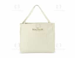 Descubra a praticidade e a durabilidade desta bolsa espaçosa e versátil! Com um design funcional, ela oferece — interno e externo — para organizar tudo com mais facilidade. Feita de lona e resistente à água, é ideal para qualquer ocasião. Suas alças são reforçadas com costura interna, garantindo segurança e conforto no transporte. E para uma organização impecável, o fundo removível mantém a estrutura firme, proporcionando mais estabilidade e facilitando o acesso aos seus itens essenciais.