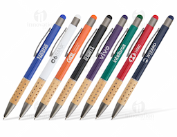 Conforto e fluidez ao seu alcance! Nossa caneta metálica touch é perfeita para os dias repletos de anotações. Possui carga esferográfica na cor azul, acionamento por clique, além de uma ponta touch para utilizá-la em dispositivos eletrônicos sem tocar diretamente na tela, evitando manchas indesejadas, e acabamento em bambu, proporcionando uma experiência de escrita precisa e um toque sustentável.