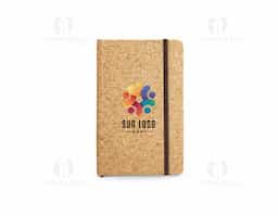 Caderno A6 de capa dura em cortiça, com 80 folhas lisas cor marfim feitas de papel de gestão florestal sustentável. Inclui fita separadora e elástico para fecho.
