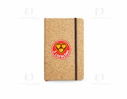 Caderno A6 de capa dura em cortiça, com 80 folhas lisas cor marfim feitas de papel de gestão florestal sustentável. Inclui fita separadora e elástico para fecho.