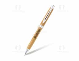 Esferográfica feita de bambu com clipe de metal e mecanismo twist, proporcionando uma escrita suave e confortável em tinta azul. O design sustentável é complementado por uma caixa presente em bambu, com tampa deslizante e capa em papel reciclado, ideal para presentear. Devido ao uso de materiais naturais, a cor e o acabamento da impressão podem variar entre os produtos, garantindo um toque único e exclusivo para cada unidade. A combinação de bambu e metal oferece um equilíbrio entre funcionalidade e respeito ao meio ambiente.