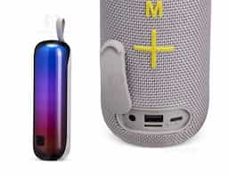 Transforme qualquer ambiente com a nossa Caixa de Som Bluetooth! Grande e potente, com modos de uso Bluetooth e rádio FM, ela traz tecnologia TWS, que permite conectar duas caixas para um som ainda mais potente e imersivo. Conta com tecnologia Hi-Fi para áudio claro e nítido, além de um cordão de nylon que facilita o transporte, ainda oferece 8 tipos de luzes coloridas que alternam suavemente, criando uma atmosfera acolhedora e envolvente. Possui entradas USB, TF, auxiliar e tipo-C, e acompanha cabos tipo-C para carregamento e P2 para conectividade extra. No modo Bluetooth, basta pressionar + ou - para ajustar o volume ou mudar de faixa. Para pausar, basta apertar o botão de liga/desliga. No modo rádio FM, basta pressionar ? para alterar a estação. Perfeita para quem quer qualidade sonora e praticidade!