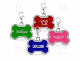 Chaveiro em formato de osso, com medidas de 32 x 22 x 2 mm. É ideal para identificar animais de estimação, oferecendo um acessório prático e funcional para personalização e fácil reconhecimento.